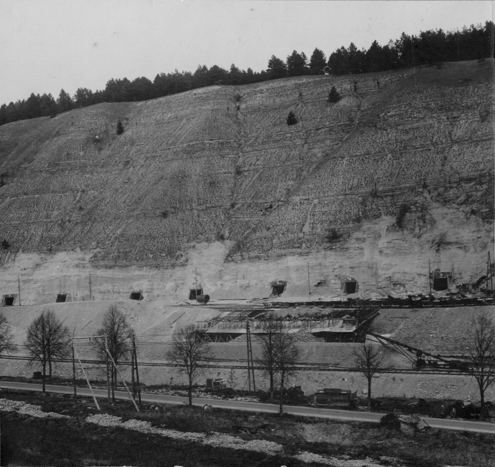 Die Stolleneingänge 6 bis 12 im Jonastal, Oktober 1945. Das Foto und die folgenden Fotos entstanden im Rahmen einer Dokumentation des Bauvorhabens, sechs Monate nach dessen Abbruch. Foto: Ernst Kott
