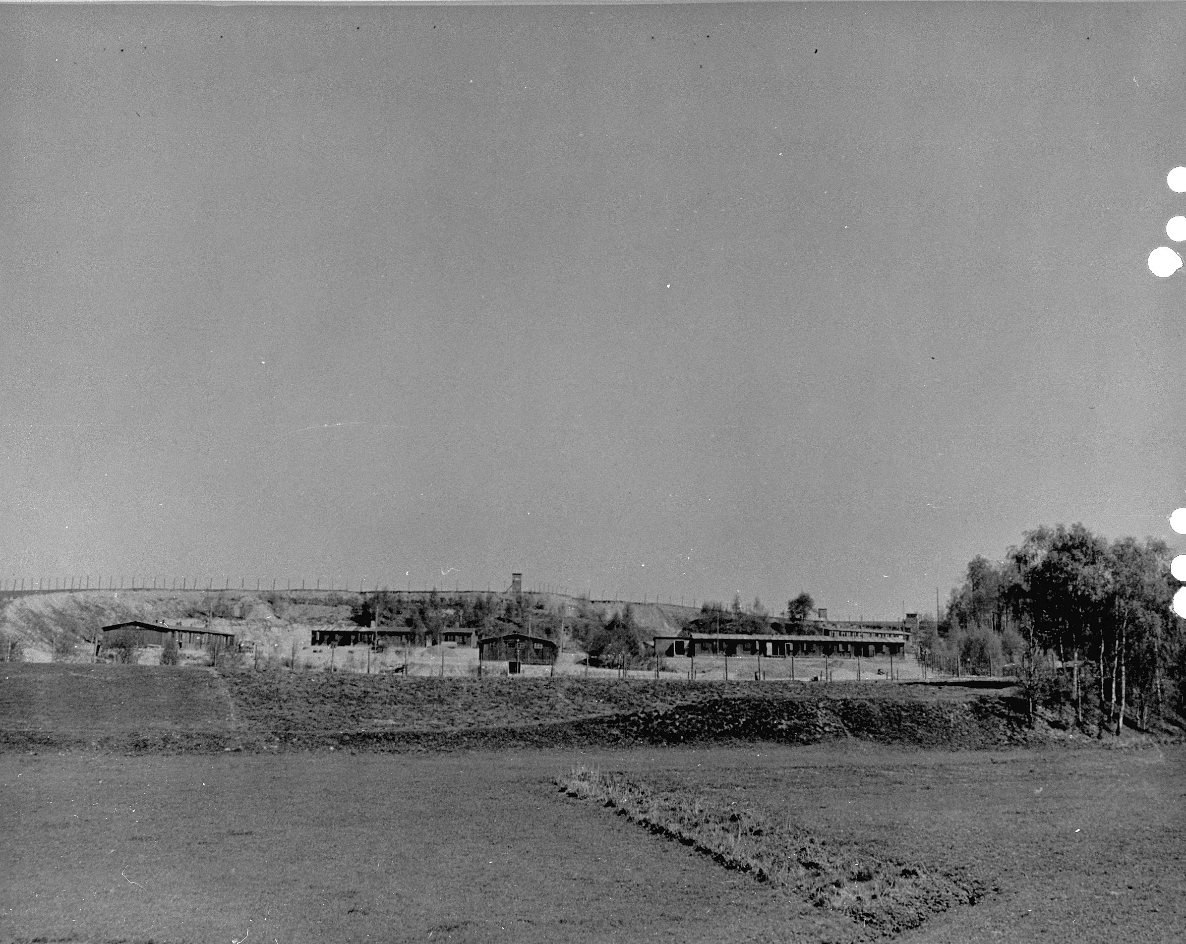 Das umzäunte Barackenlager in Langenleuba-Oberhain, April 1945 (nach der Befreiung)