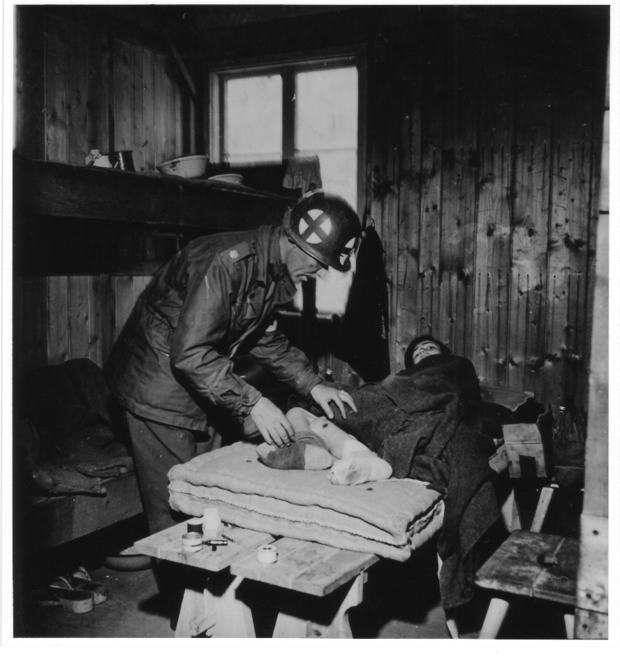 Major Clayton Wasson, Sanitätsoffizier der 6. Panzerdivision der Dritten U.S. Army, versorgt eine Überlebende in Penig, 17. April 1945. Foto: David E. Scherman