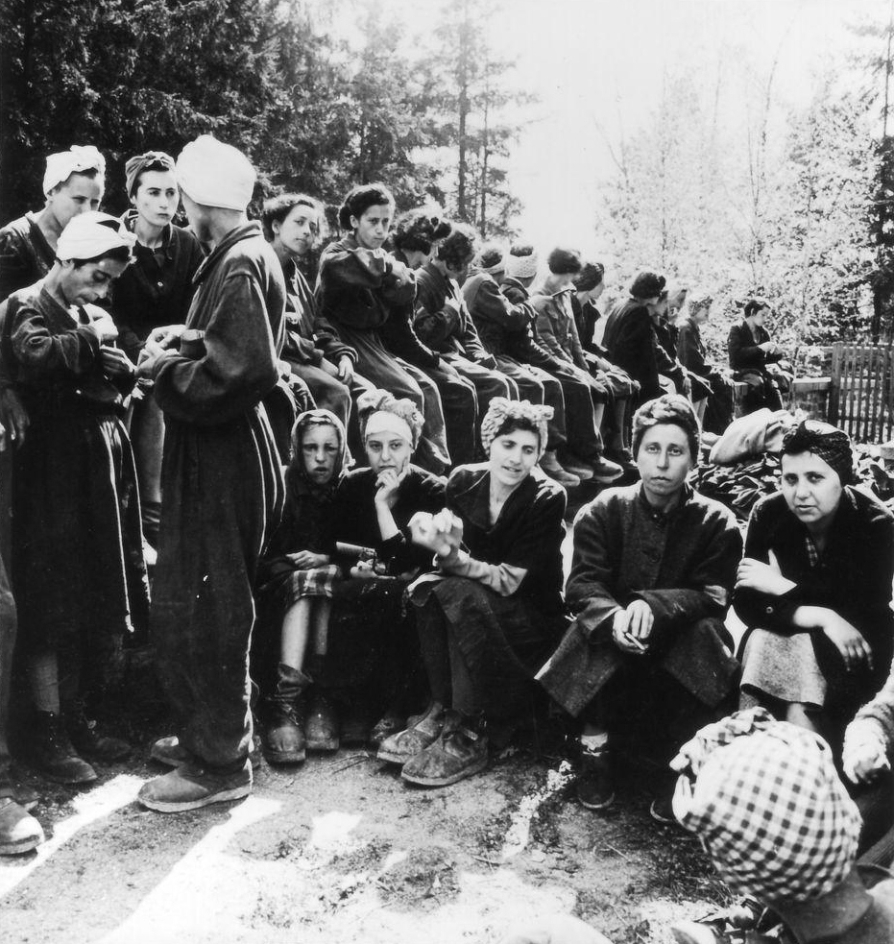 Überlebende des Außenlagers Penig vor dem Lazarett in Altenburg, 17. April 1945.Foto: David E. Scherman