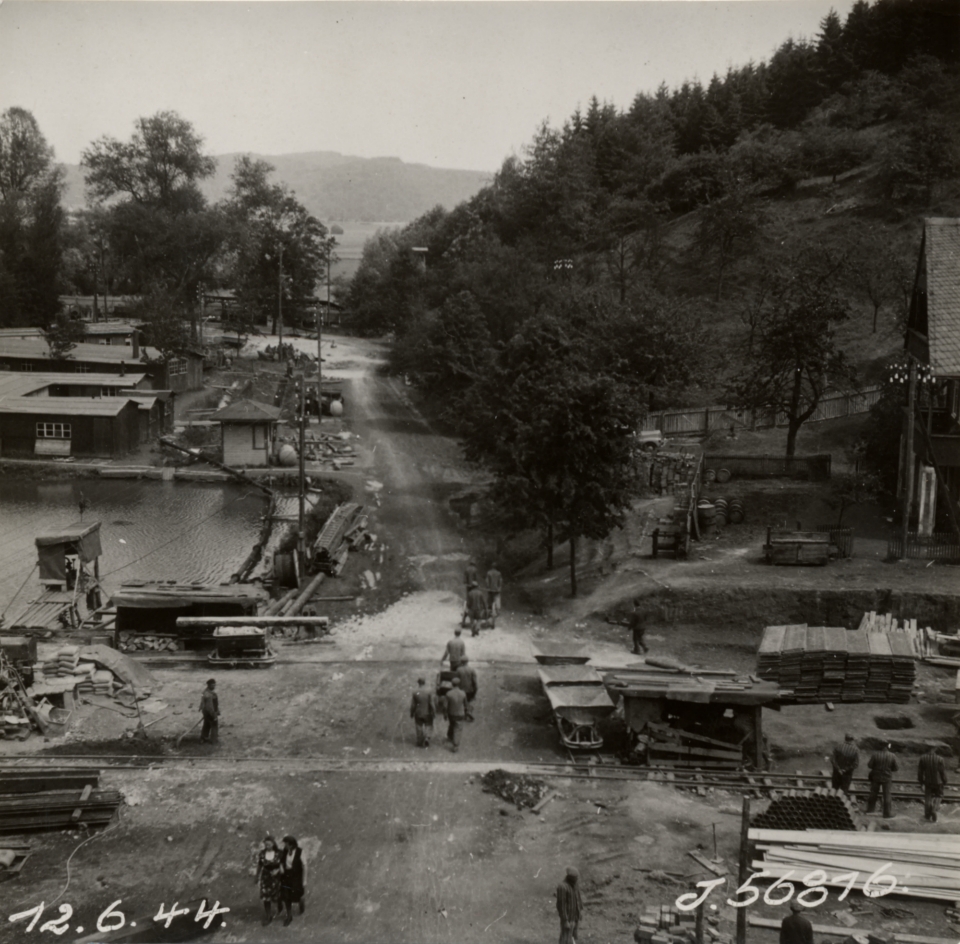 Häftlinge bei Bauarbeiten vor dem Eingang zur Heimkehle-Höhle, 12. Juni 1944