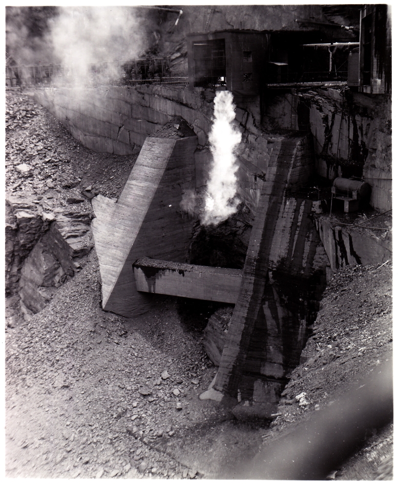 Test eines Raketentriebwerks im Tagebaukessel im Oertelsbruch, 22. Juni 1945. Foto: Kozak (3908th Signal Service Battalion)