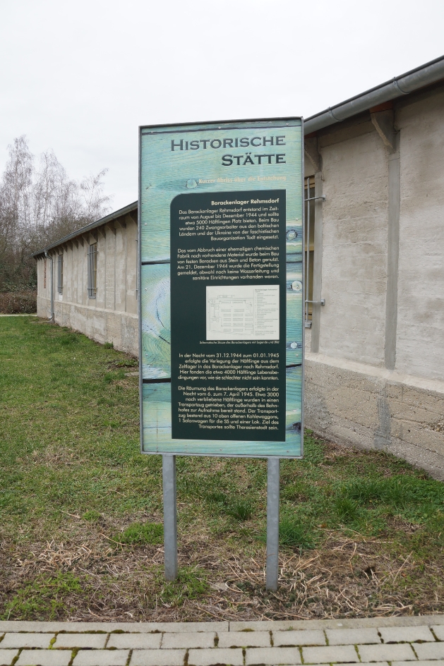 Aufsteller des Geschichtspfades Rehmsdorf, 2022. Foto: Katharina Brand