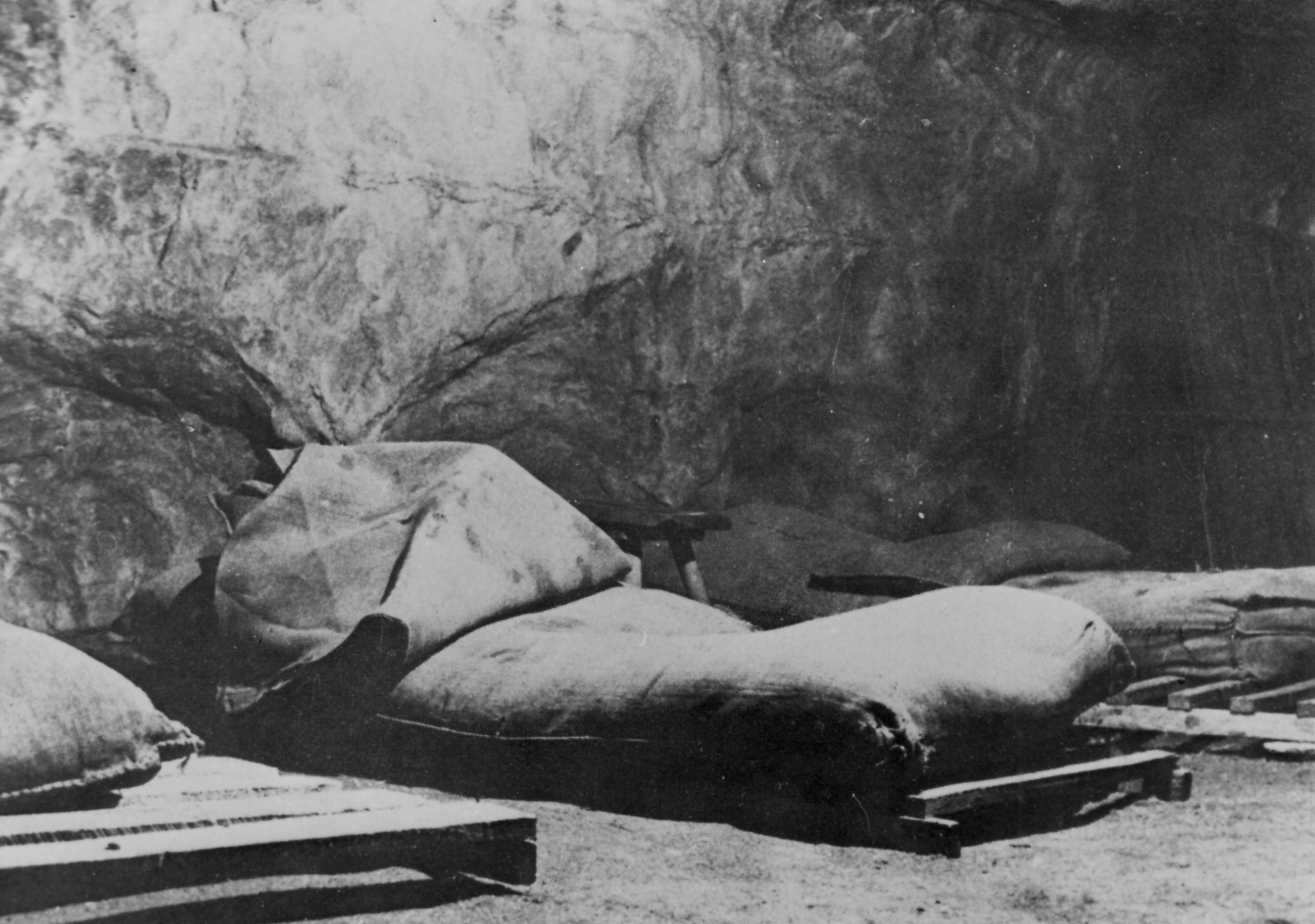 Schlafstollen mit Betten im Schacht „Gerhard“, wo Häftlinge vermutlich ab Februar 1945 untergebracht waren, April 1945 (nach der Befreiung). Foto: Gérard Raphaël Algoet