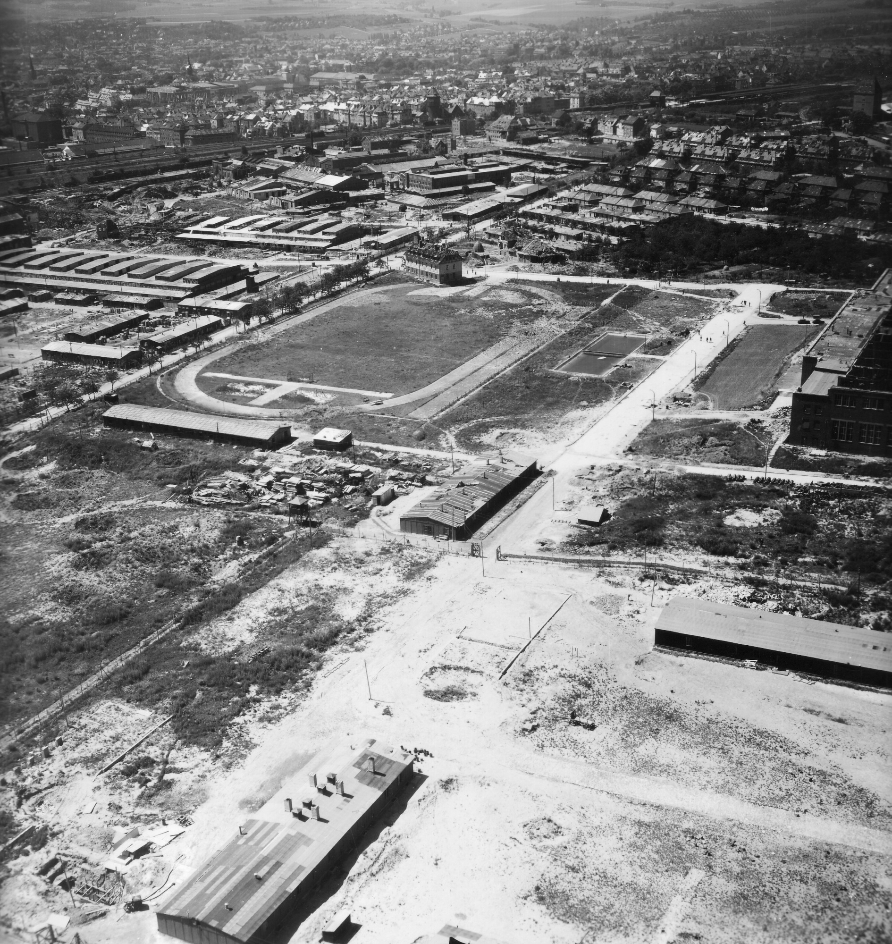Das weitgehend zerstörte Areal des Fritz-Sauckel-Werks, 19. Juni 1945. Im Vordergrund einige Gebäude des „neuen Lagers“.