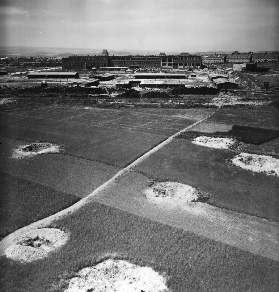 Blick über das „neue Lager“ zur Halle der Werkzeugmaschinenfabrik, 19. Juni 1945. Im Vordergrund Bombentrichter vom Luftangriff auf das Werk Anfang Februar 1945.