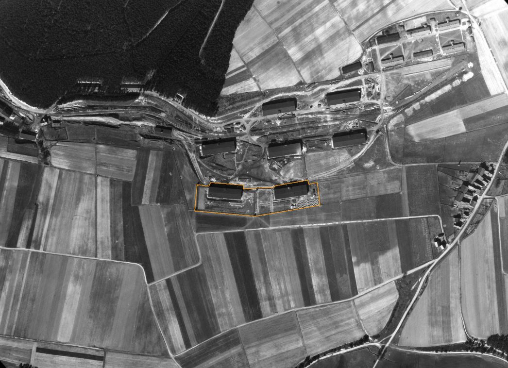 Das Barackenlagerareal der BMW Flugmotorenfabrik Eisenach in Abteroda. Aufnahme der alliierten Luftaufklärung, 22. März 1945 (Ausschnitt).