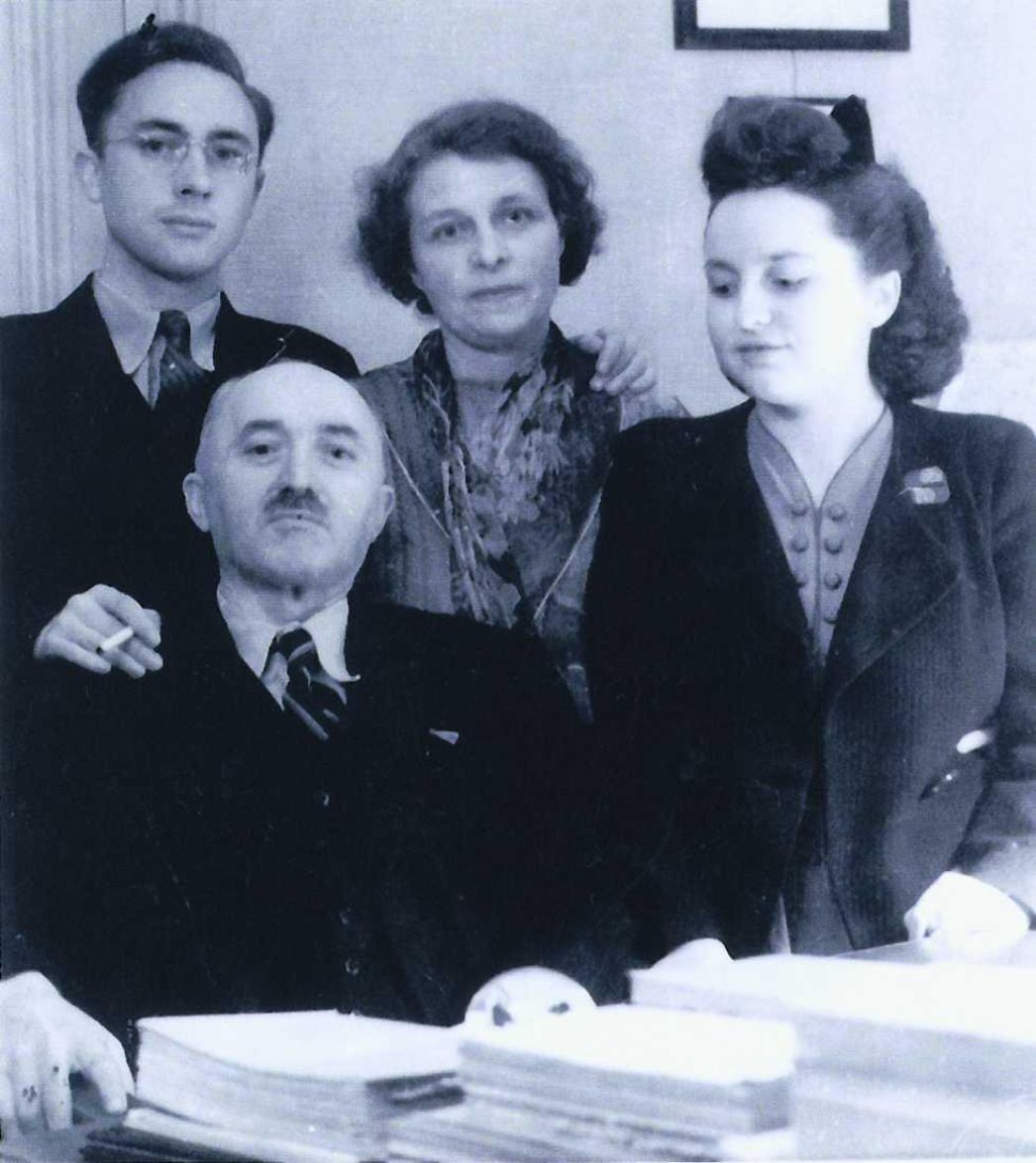 Jacqueline Fleury-Marié (rechts) mit ihren Eltern und ihrem Bruder, November 1942