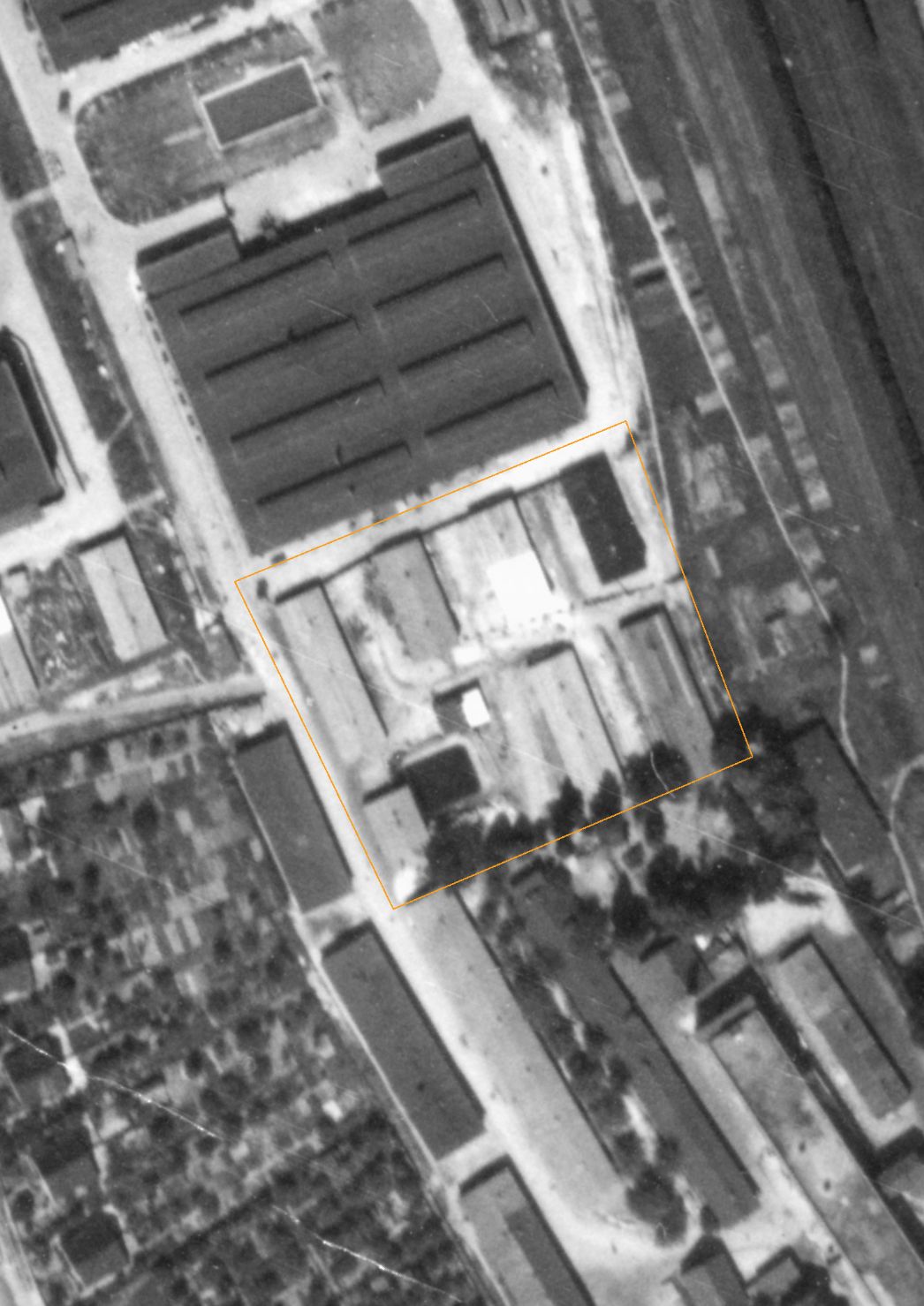 Vergrößerter Ausschnitt der Aufnahme der alliierten Luftaufklärung vom 21. August 1944. In dem markierten Barackenlager waren die Häftlinge des Frauenlagers untergebracht.