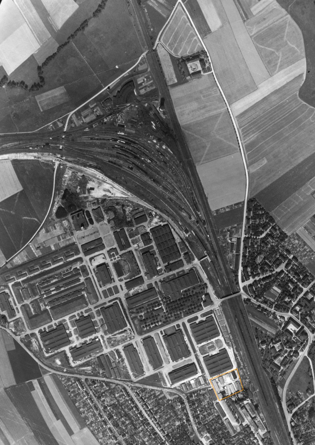 Werksgelände der HASAG im Norden von Altenburg. Aufnahme der alliierten Luftaufklärung, 21. August 1944. Markiert ist das Barackenlager, in dem die KZ-Häftlinge untergebracht waren. 