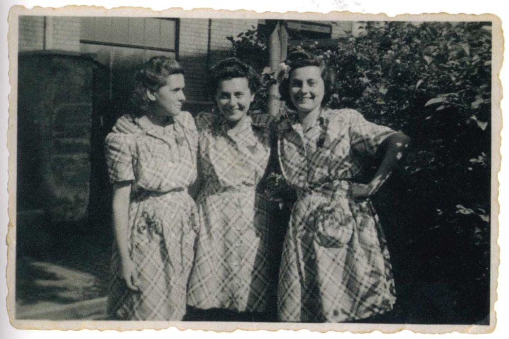Lily Ebert (Mitte) mit ihren Schwestern René und Piri nach der Befreiung, 1945 