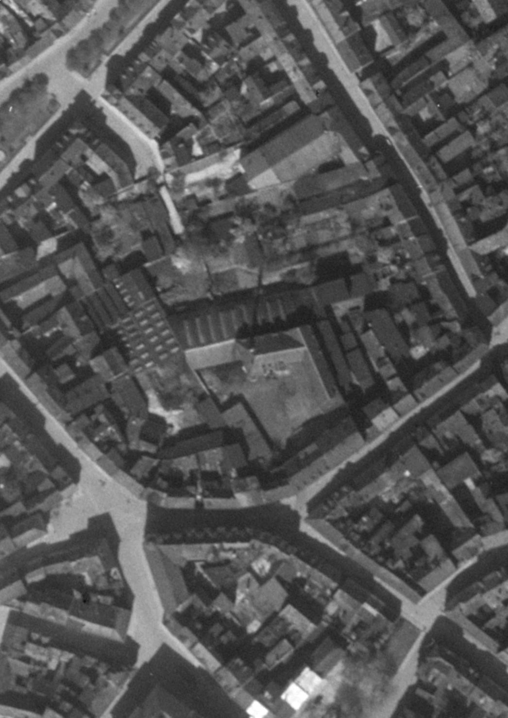 Vergrößerter Ausschnitt der Aufnahme der alliierten Luftaufklärung vom 10. April 1945. In der Bildmitte die Gebäude der Großbäckerei.