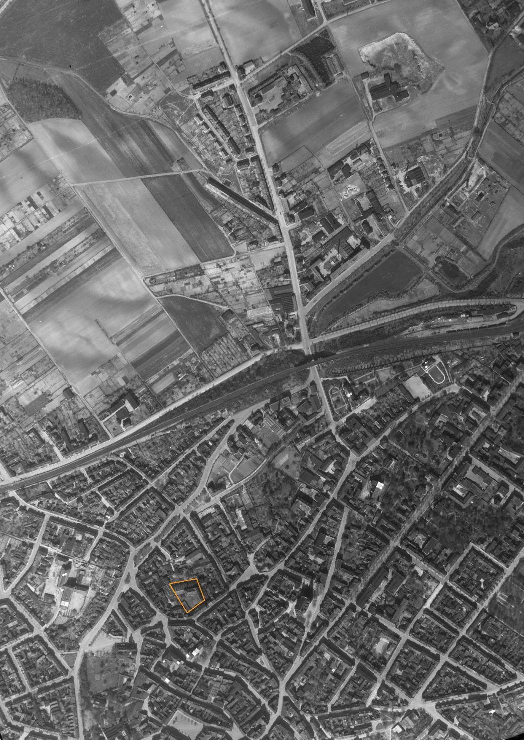 Teile von Apolda. Aufnahme der alliierten Luftaufklärung, 10. April 1945. Markiert ist der Standort des Außenlagers in der Großbäckerei in der Sandgasse 3/5.