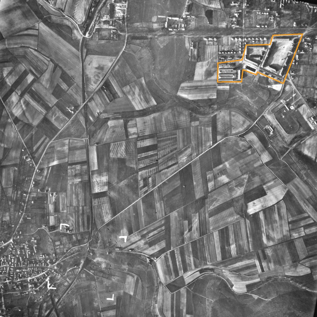 Luftbild des südlichen Arolsen mit dem Kasernenkomplex (markiert). Aufnahme der alliierten Luftaufklärung, 18. März 1945. Am linken unteren Bildrand befindet sich die damals selbstständige Stadt Mengeringhausen.