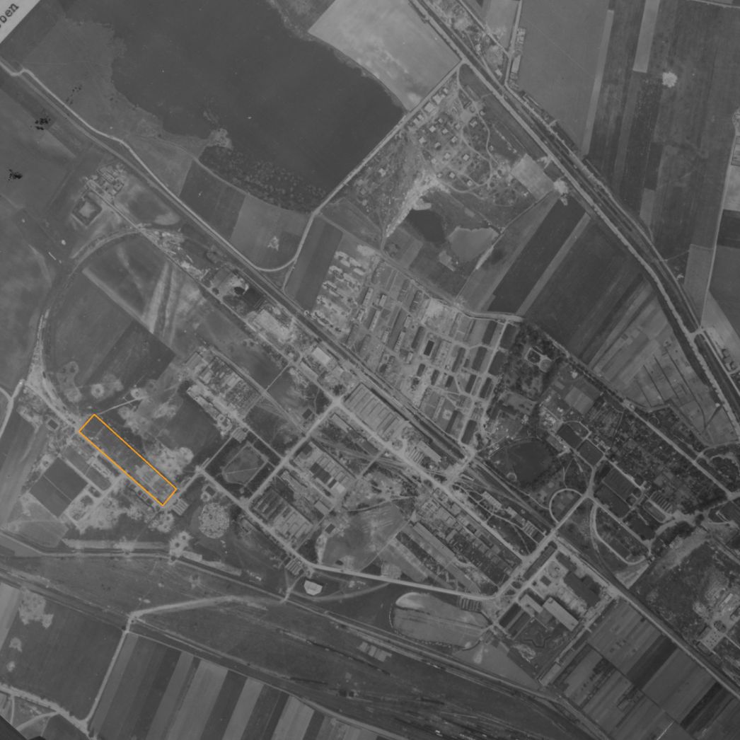 Das Werksgelände der Junkers-Werke im Norden von Aschersleben. Vergrößerter Ausschnitt einer Aufnahme der alliierten Luftaufklärung vom 5. Juni 1944. Markiert ist das Areal, auf dem sich Halle IV der Junkers-Werke befand, wo die männlichen KZ-Häftlinge in Aschersleben arbeiten mussten und untergebracht waren.
