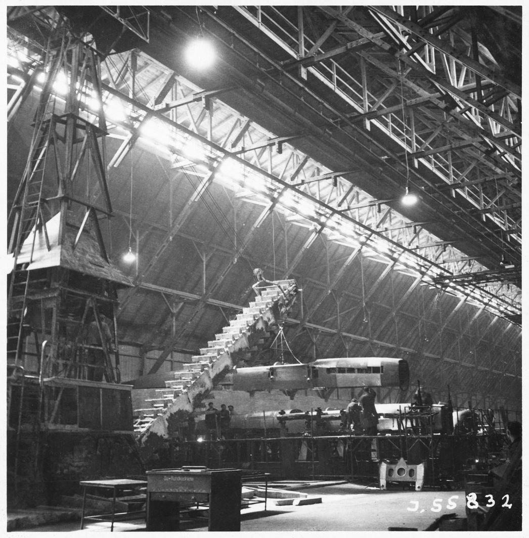 Blick in eine der Werkhallen des Junkerswerks in Aschersleben, undatiert. Zu sehen sind die seriell gefertigten Flugzeugrümpfe.