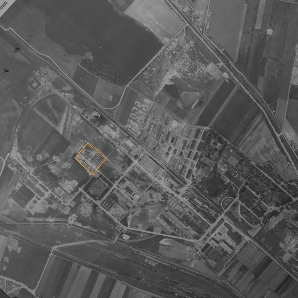 Das Werksgelände der Junkers-Werke im Norden von Aschersleben. Vergrößerter Ausschnitt einer Aufnahme der alliierten Luftaufklärung vom 5. Juni 1944. Markiert ist das Areal, auf dem sich Halle V befand, wo ein Teil der weiblichen Häftlinge untergebracht war. Wo die Unterkünfte für die übrigen Frauen lagen, ist nicht bekannt.