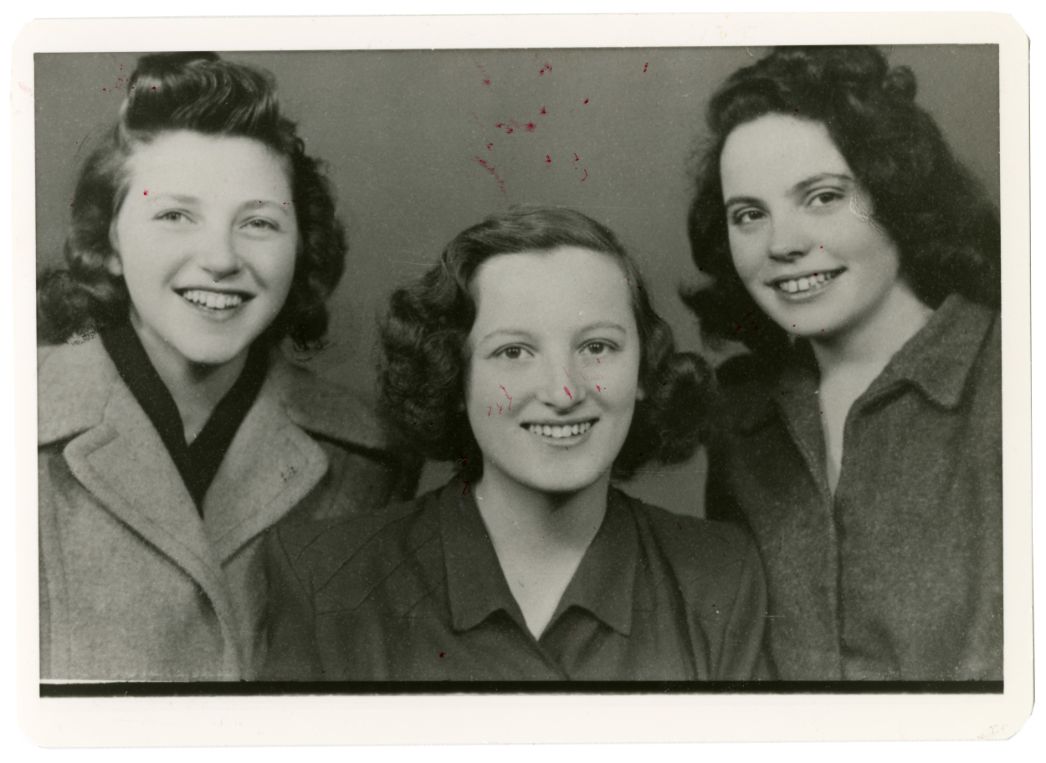 Judith Weiszenberg (links) mit zwei Freundinnen in ihrer Heimatstadt Debrecen, 1945
