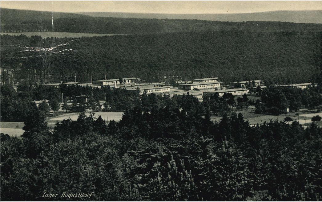 Die Kasernenanlage in Augustdorf, Ansichtskarte, um 1938/39. Zu dieser Zeit wurde das spätere Nordlager noch als Landwehrübungslager genutzt.