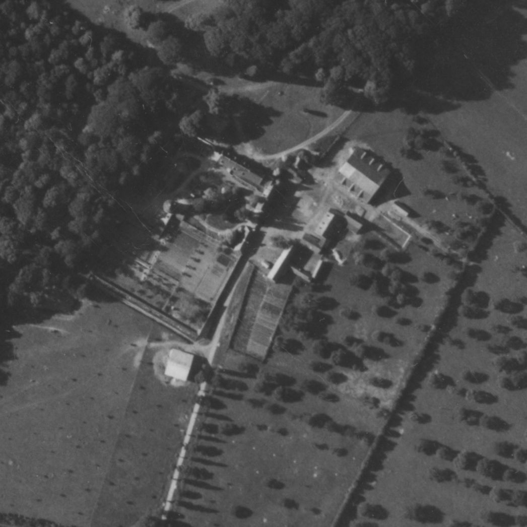 Vergrößerter Ausschnitt der Aufnahme der alliierten Luftaufklärung vom 24. Juni 1944. Die Häftlinge waren in Baracken auf dem Gelände des Schlosses untergebracht.