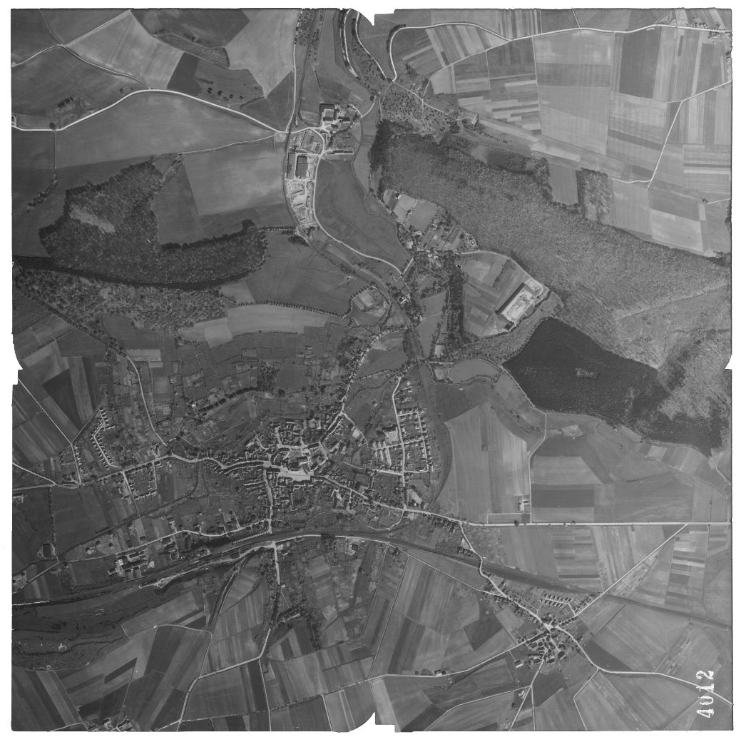 Bad Gandersheim mit dem Ortsteil Brunshausen. Aufnahme der alliierten Luftaufklärung, 25. April 1945. Oben im Bild sind zu sehen die Klosterkirche Brunshausen und das Lagerareal.