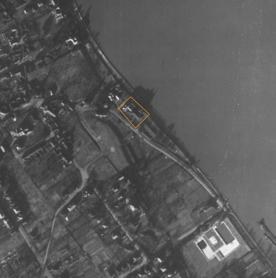 Vergrößerter Ausschnitt der Aufnahme der alliierten Luftaufklärung vom 22. Februar 1945. Markiert ist das Rheinhotel Dreesen.