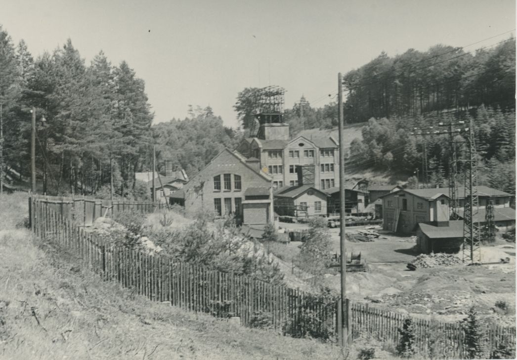 Die ehemalige Schachtanlage Heiligenroda I, 1955. Über den dortigen Förderturm wurden die Häftlinge unter Tage gebracht. Foto: Arno Schwarze