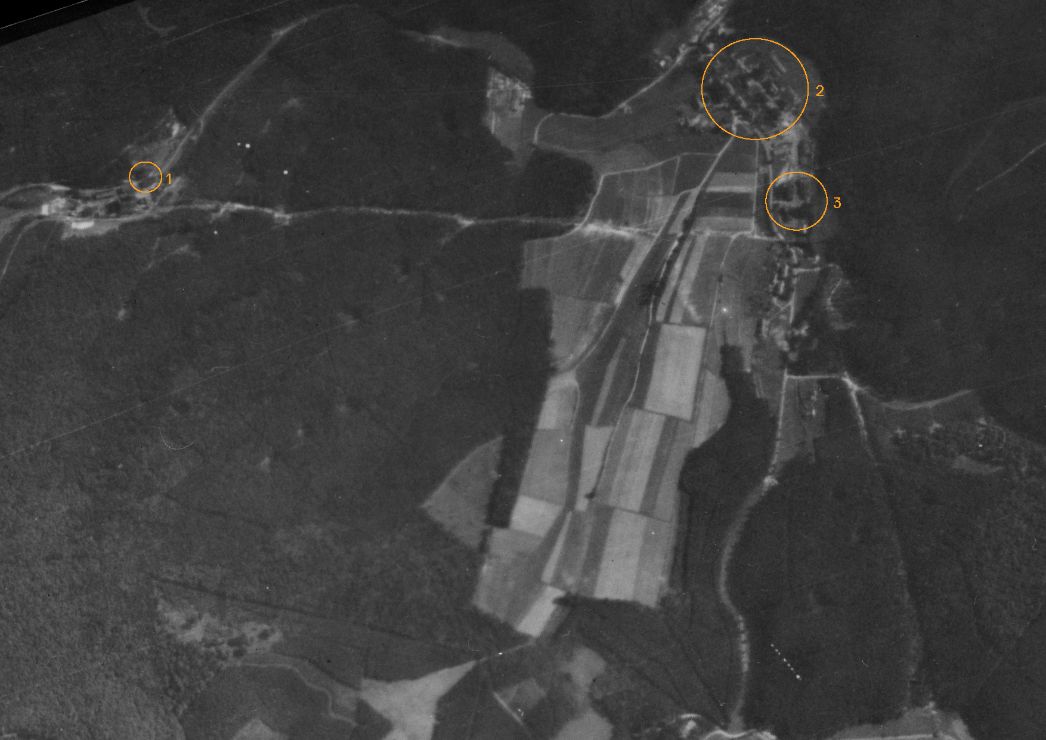 Die Kalibergwerkanlage Heiligenroda in Springen, nördlich der Gemeinde Dorndorf (Rhön). Aufnahme der alliierten Luftaufklärung, 19. Juli 1945 (Ausschnitt). Markiert sind: Schacht I (1), Schacht II (2) und Schacht III (3). Der Einsatzort und die Unterkunft der Häftlinge befanden sich im Schacht III. Über den Förderturm in Schacht I wurden die Häftlinge unter Tage gebracht. Bei Schacht 1 war auch die Unterkunft des SS-Kommandoführers im Wohnhaus des Betriebsdirektors.