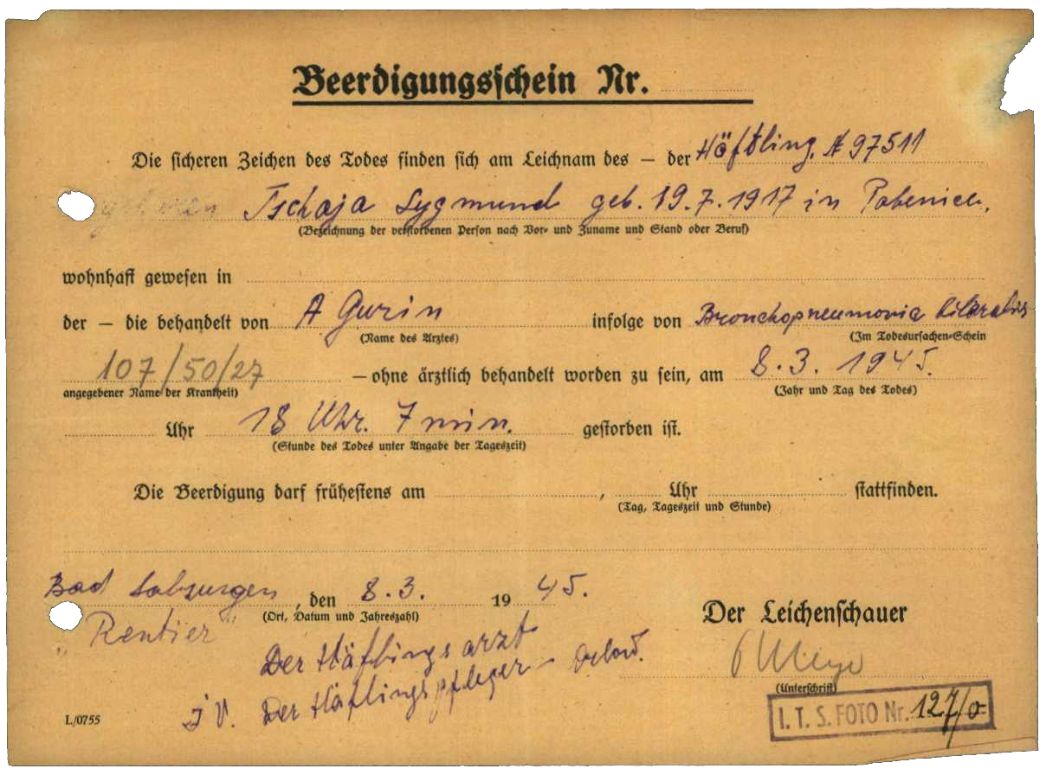 Totenschein für den polnischen Häftling Zygmunt Czaja, 8. März 1945. Der 32-Jährige starb den Angaben zufolge an einer Lungenentzündung. Das Dokument stellte der Häftlingspfleger Wladimir Orlow in Vertretung aus und ein unbekannter Vertragsarzt beglaubigte es. Der Leichnam wurde eingeäschert und die Urne auf dem Husenfriedhof bestattet.