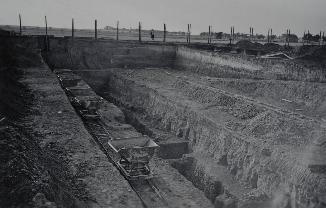 Die Tongrube in Berlstedt, einer der Arbeitsorte der Häftlinge. Das Foto wurde im Sommer 1938 im Auftrag des Lagerkommandanten von Buchenwald, Karl Koch, zu Repräsentationszwecken aufgenommen.