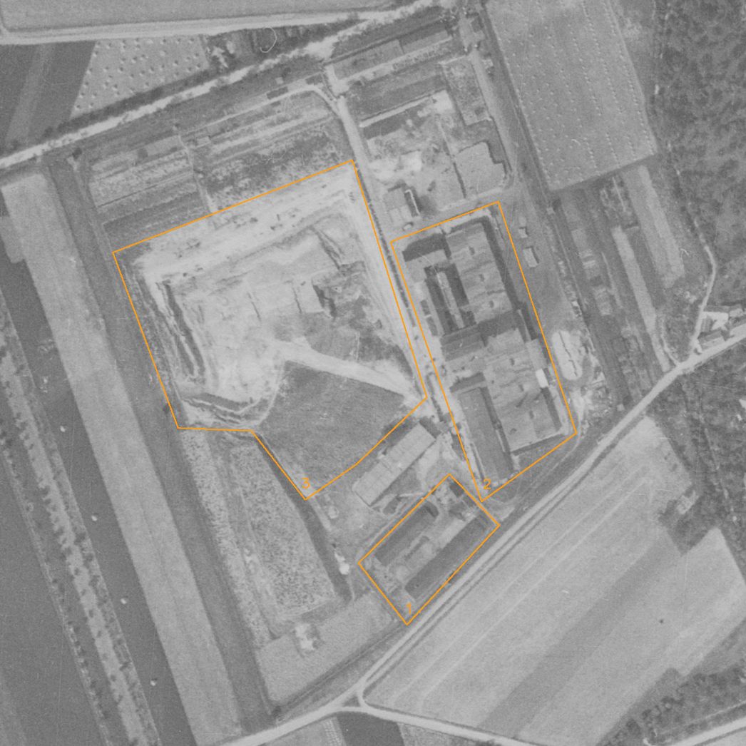 Vergrößerter Ausschnitt der Aufnahme der alliierten Luftaufklärung vom 24. August 1944. Markiert sind die zwei Unterkunftsbaracken für die Häftlinge (1), das Ziegeleigebäude (2) und die Tongrube (3). 