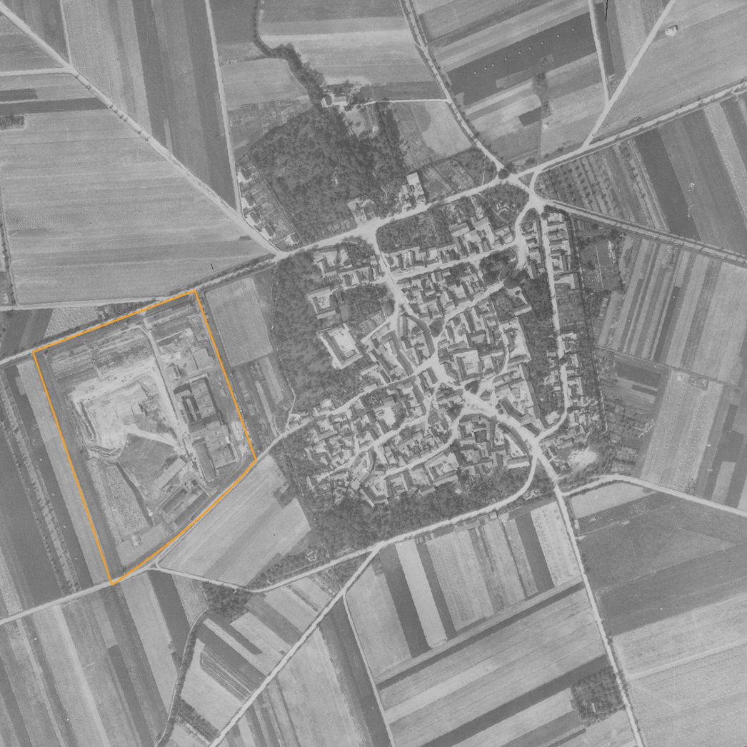 Die Ortschaft Berlstedt mit dem angrenzenden Gelände der SS-Ziegelei und des KZ-Außenlagers (markiert). Aufnahme der alliierten Luftaufklärung, 24. August 1944.