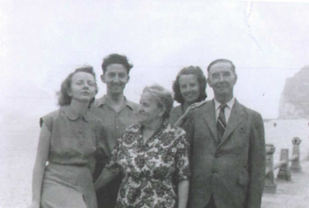 François Perrot (2. von links) mit seiner Familie kurz nach Kriegsende