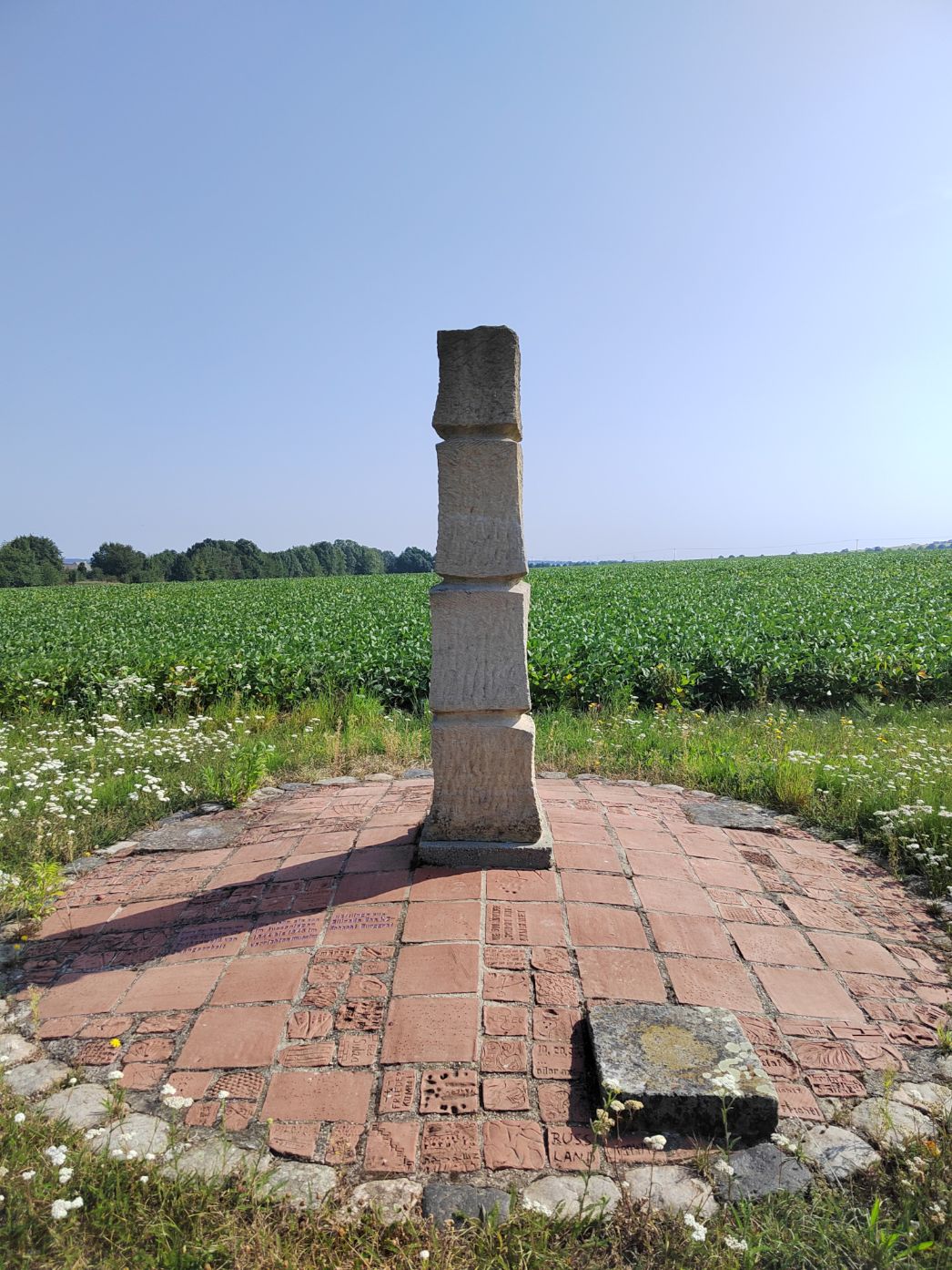 Gedenkstein zur Erinnerung an das ehemalige KZ-Außenlager Billroda am ehemaligen „Schacht Burggraf“, 2024. Foto: Gwendoline Cicottini 