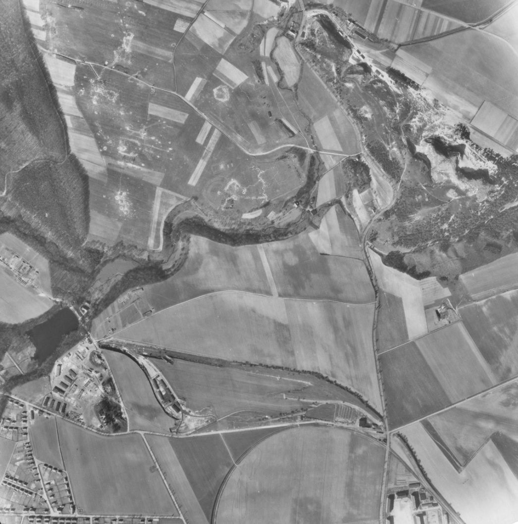 Der nördliche Teil der Stadt Blankenburg. Aufnahme der alliierten Luftaufklärung, 22. März 1945 (Ausschnitt). Das Lagerareal befindet sich links unten.