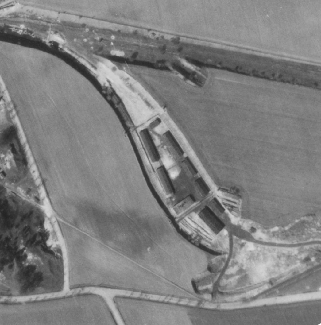 Das Barackenlager des Außenlagers in Blankenburg-Oesig. Vergrößerter Ausschnitt der Aufnahme der alliierten Luftaufklärung vom 22. März 1945.