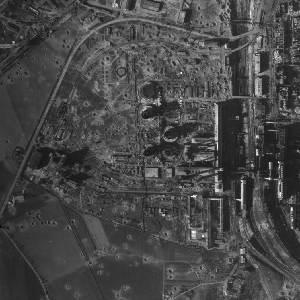 Vergrößerter Ausschnitt der Aufnahme der alliierten Luftaufklärung vom 10. April 1945. Die genaue Lage des Barackenlagers ist nicht bekannt.