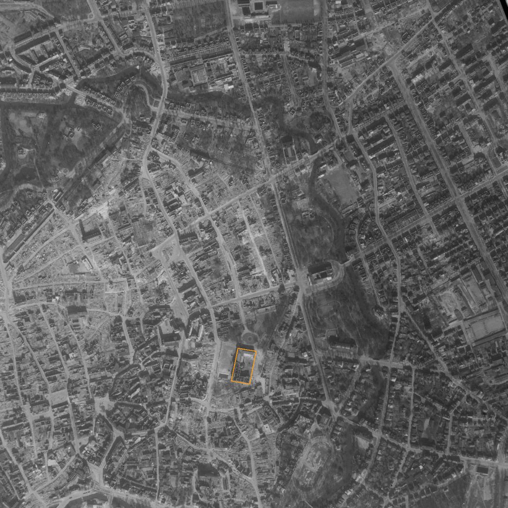 Die durch Luftangriffe stark zerstörte Innenstadt Braunschweigs mit dem ehemaligen Schloss. Aufnahme der alliierten Luftaufklärung, 25. März 1945