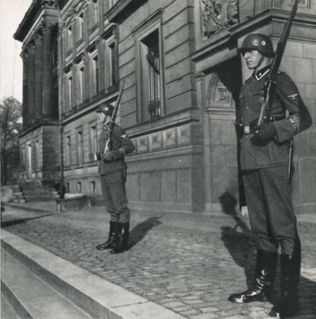 SS-Wachen vor dem Haupteingang der SS-Junkerschule. Das Foto mit der Bildunterschrift „SS-Führerschule im ehemaligen Schloß“ stammt aus der Veröffentlichung „Braunschweig in Bildern – Gesichter einer deutschen Stadt“.
