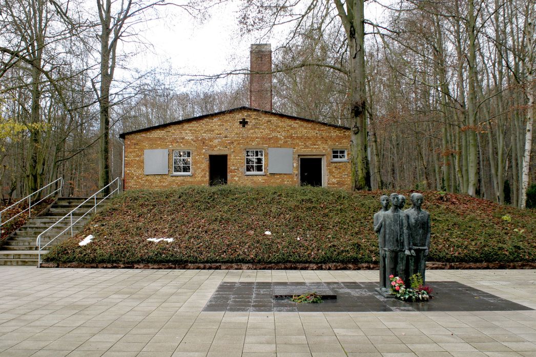 Der Gedenkplatz vor dem ehemaligen Krematorium in der KZ-Gedenkstätte Mittelbau-Dora, undatiert. Foto: Peter Hansen