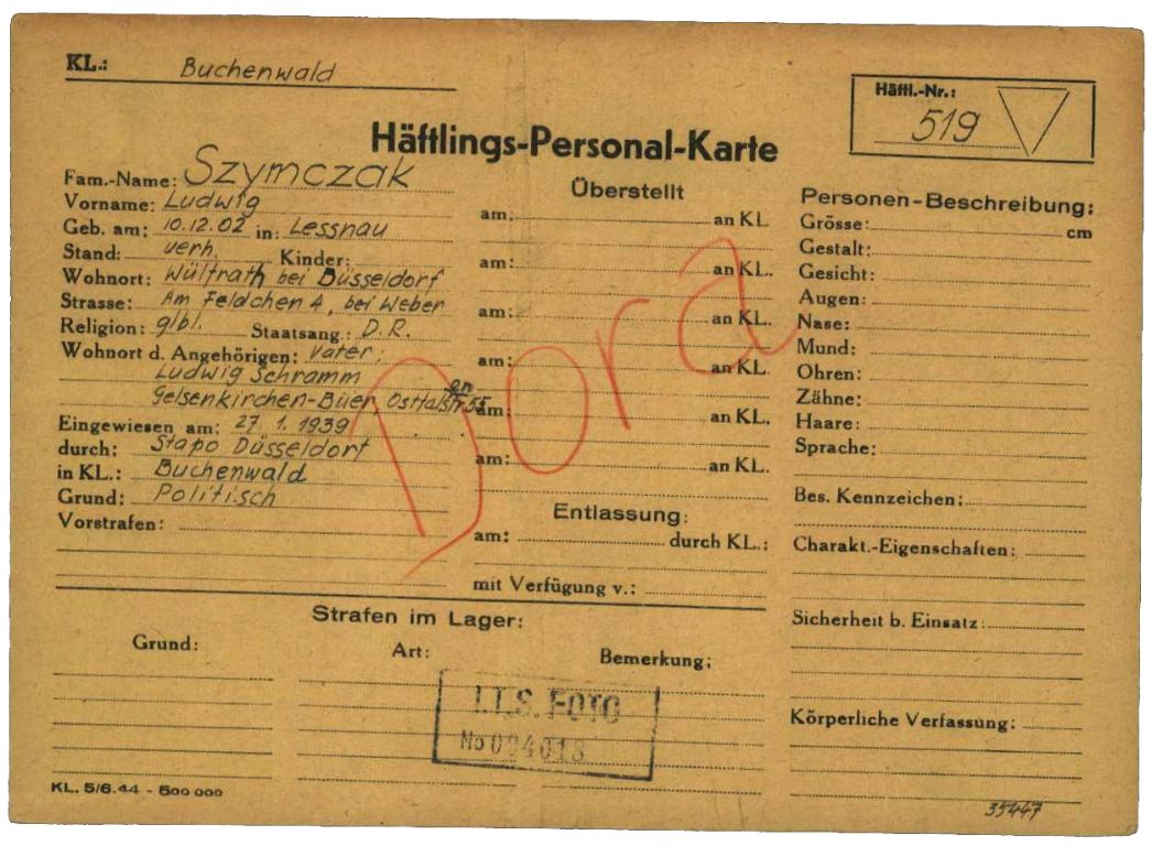 Häftlingspersonalkarte des KZ Buchenwald für den deutschen Kommunisten Ludwig Szymczak, 1939. Er gehörte zur Gruppe deutscher Häftlinge, die als Funktionshäftlinge eingesetzt wurden. Er kam mit einem der ersten Transporte nach Dora, wo er zeitweise als Lagerältester fungierte. Anfang April 1945 wurde er im Hof des Lagergefängnisses von Dora ermordet, weil er dem Lagerwiderstand angehörte.