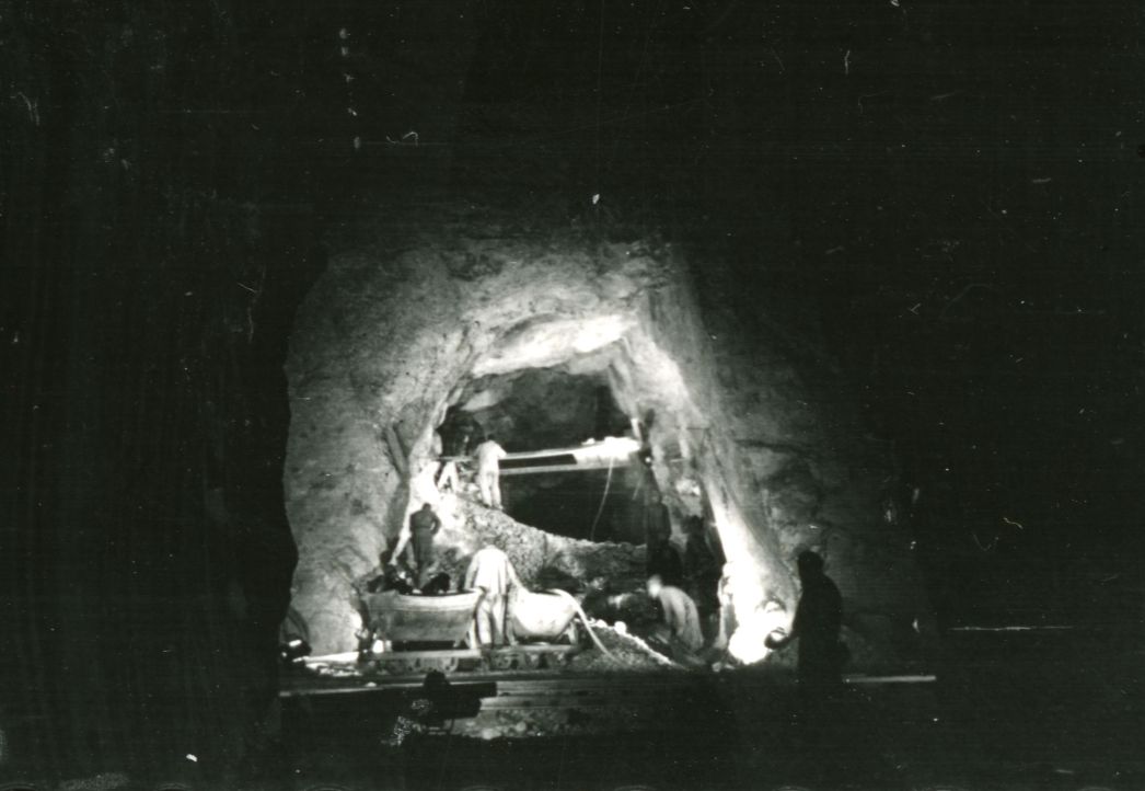 Häftlinge aus Dora beim Stollenausbau, Sommer 1944. Foto: Walter Frentz