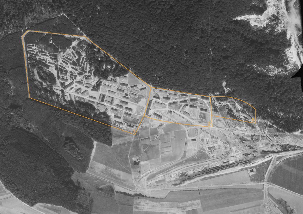 Das Außenlager Dora am Kohnstein bei Nordhausen. Aufnahme der alliierten Luftaufklärung, 12. September 1944. Markiert sind das Häftlingslager (1), der Bereich der Lagerverwaltung und der SS-Unterkünfte (2) und die Stollenzugänge (3).