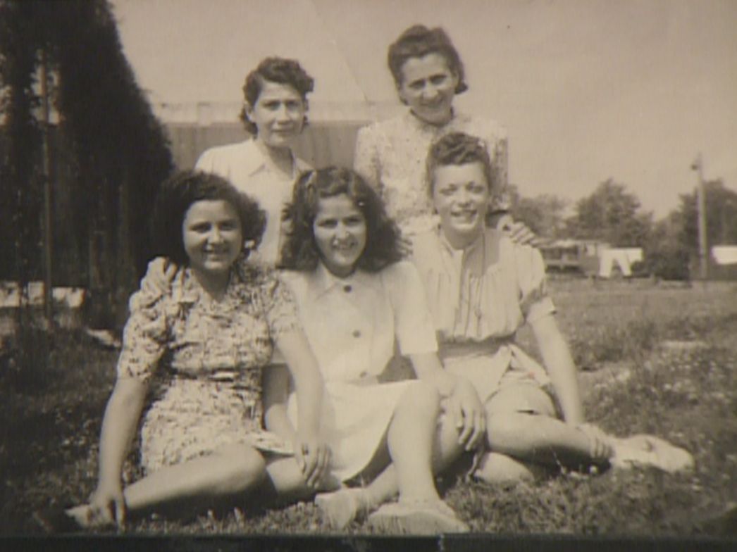 Margaret Guiness (Mitte) mit weiteren Überlebenden in Schweden, Juli 1945