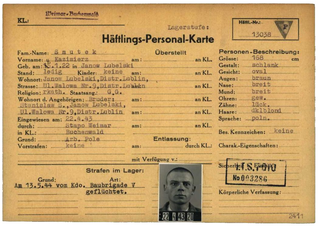 Häftlingspersonalkarte des KZ Buchenwald für den polnischen Häftling Kazimierz Smutek aus Janów Lubelski. Weil er die Zwangsarbeit verweigert hatte, wies die Gestapo Weimar ihn im April 1943 in das KZ Buchenwald ein. Der 22-Jährige floh am 13. Mai 1944 aus einem Lager der SS-Baubrigade V. Sein Verbleib ist nicht bekannt.