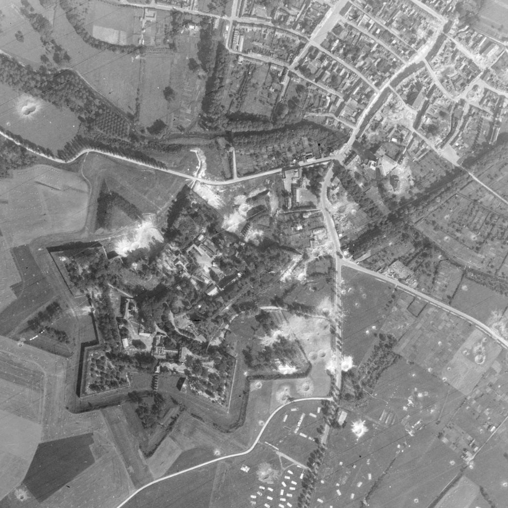 Die sternförmig angelegte Zitadelle von Doullens. Vergrößerter Ausschnitt einer Aufnahme der alliierten Luftaufklärung, 26. August 1944. Die genaue Lage der Häftlingsunterkunft in der Zitadelle ist nicht bekannt.