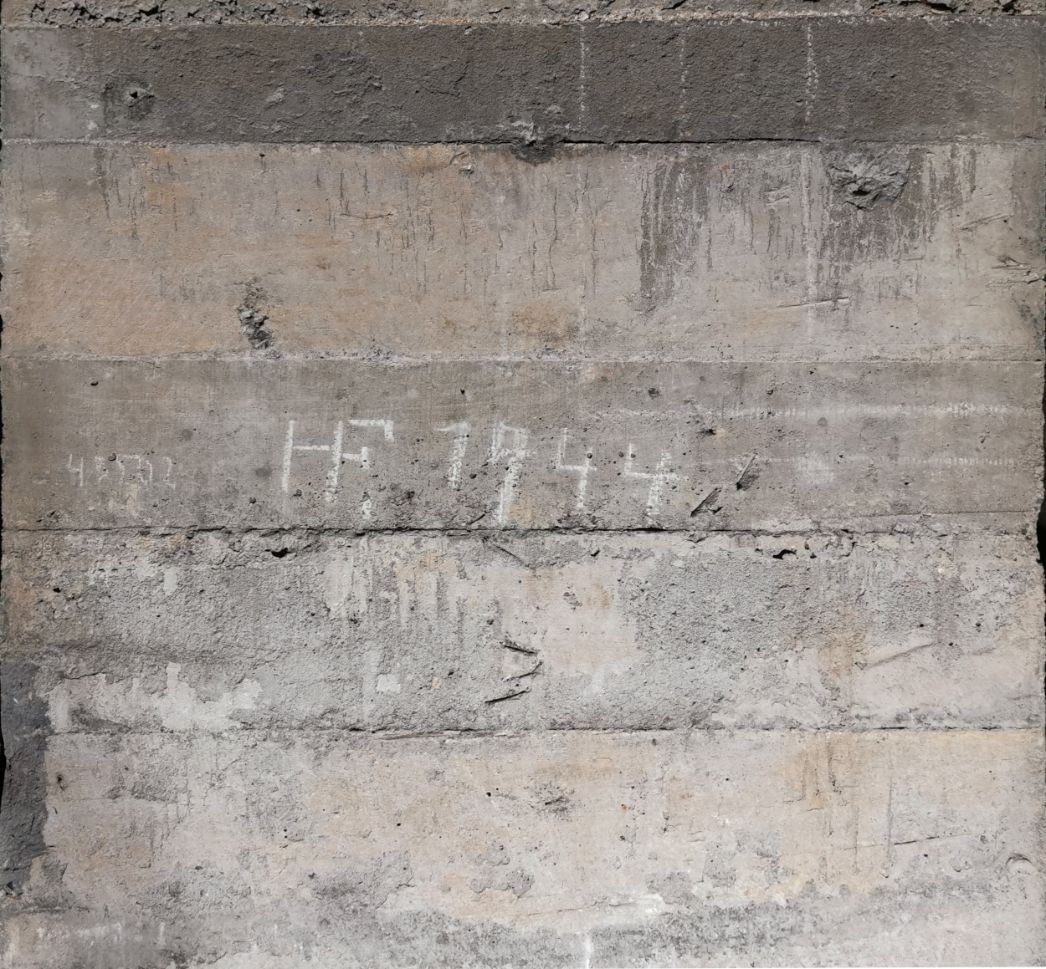 Inschriften „45502“ und „HF. 1944“ in einem Bunker der Zitadelle von Doullens, 2022. Die Nummer links entspricht der Häftlingsnummer des polnischen Häftlings Jozef Wysocki und könnte von ihm stammen. Foto: Amélie Legrand