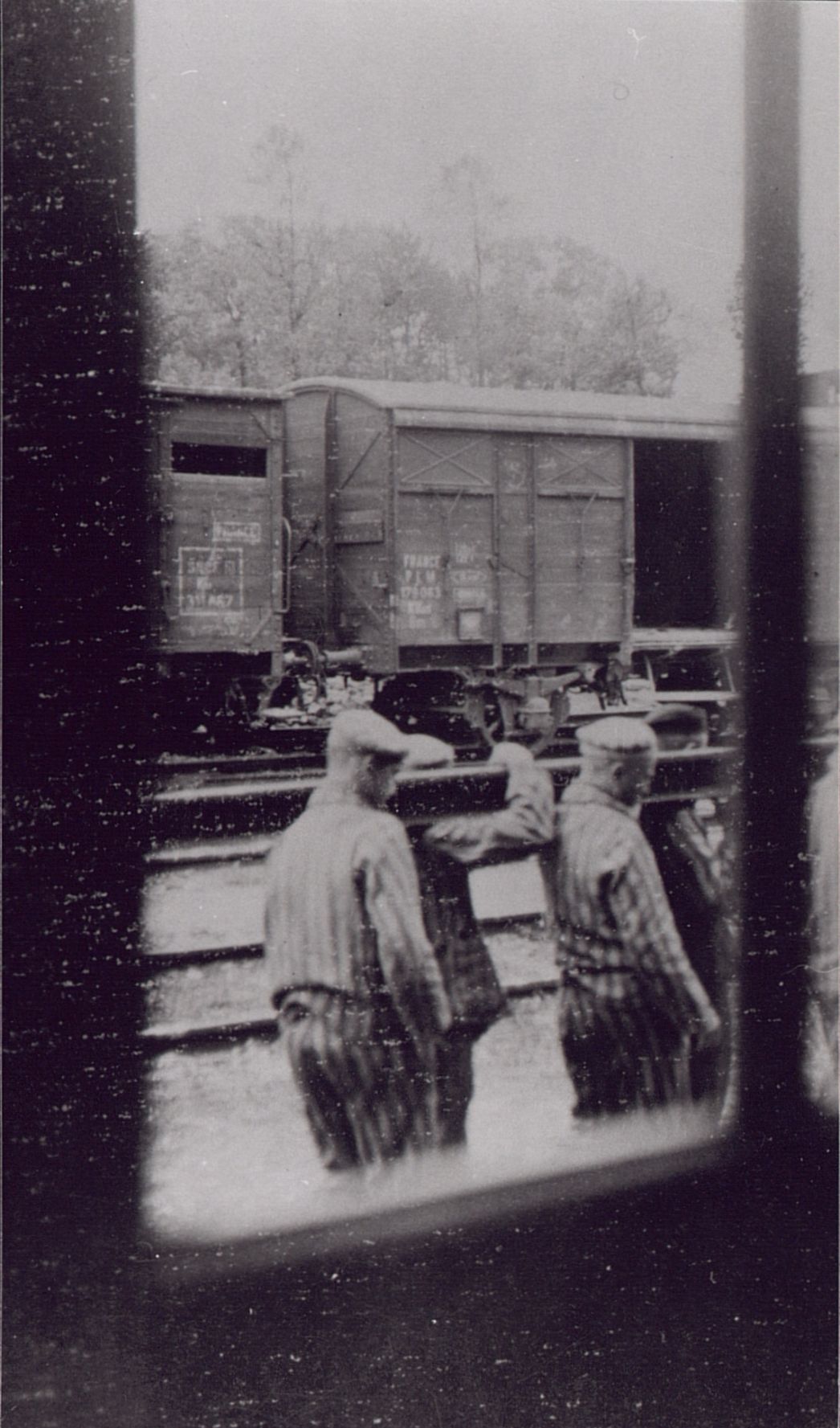 Häftlinge der SS-Baubrigade V bei Gleisbauarbeiten im Bahnhof Saint-Pol-sur-Ternoise zwischen Saint-Omer und Doullens in Nordfrankreich. Heimlich angefertigtes Foto, Frühjahr/Sommer 1944. Unklar ist, ob die Häftlinge aus dem Lager in Doullens oder aus Hesdin kamen.