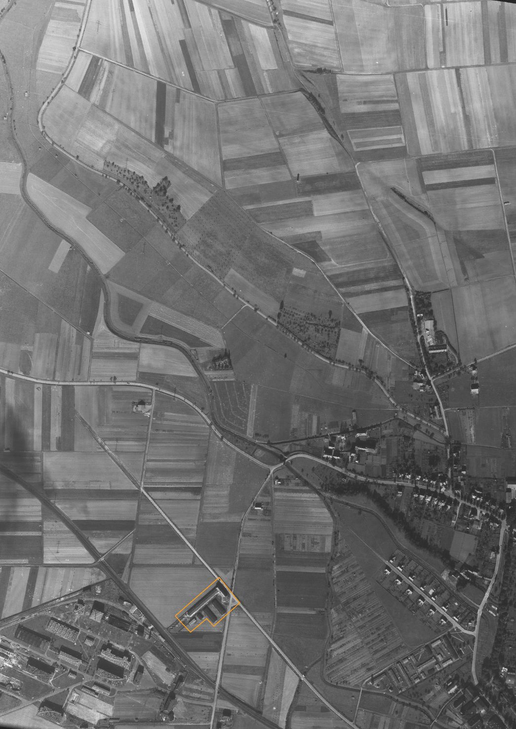 Westlicher Stadtteil von Duderstadt. Aufnahme der alliierten Luftaufklärung, 6. Oktober 1944. Das Werksareal der Polte-Werke und das Barackenlager (markiert) befinden sich am Euzenberg am Westrand von Duderstadt, auf dem Bild unten links.