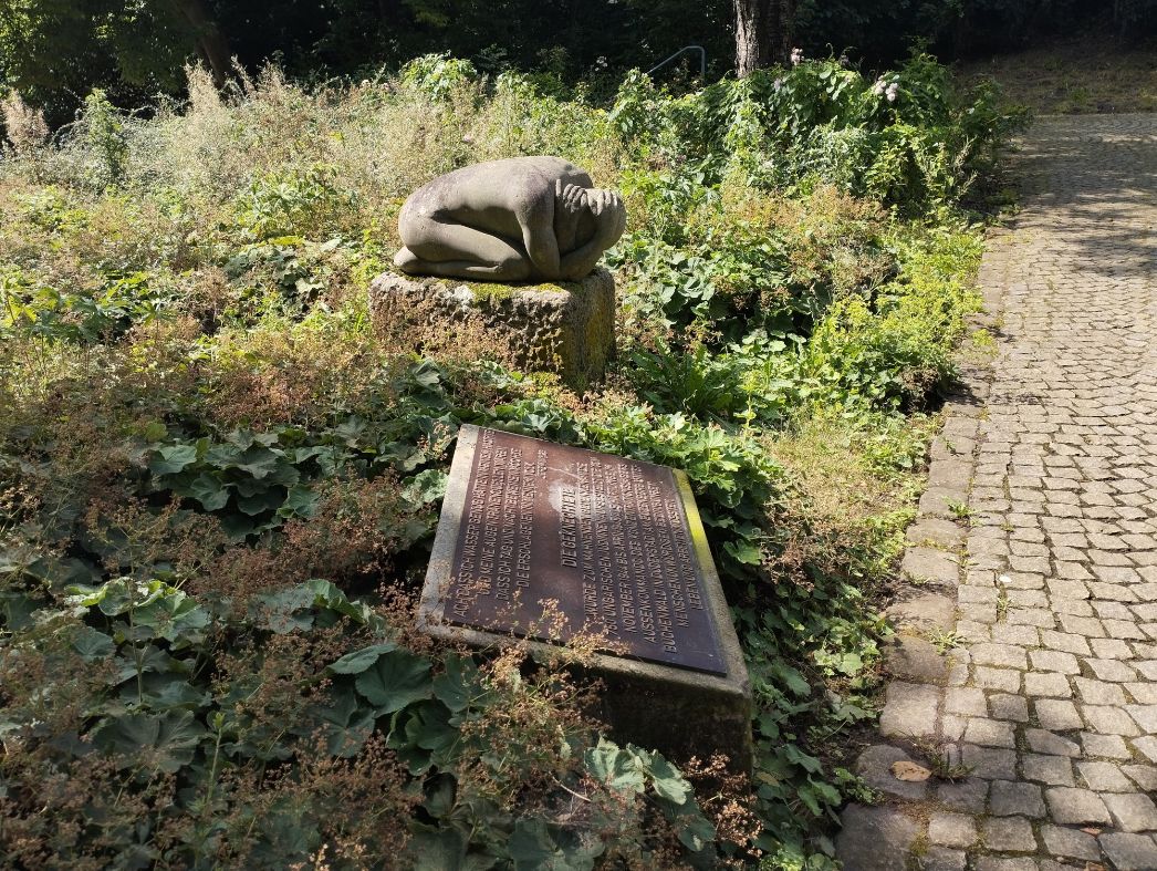Denkmal „Die Geknechtete“ neben dem städtischen Ehrenmal in der Obertorstraße mit einer Gedenktafel, 2024. Foto: Günther Siedbürger